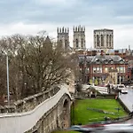 Central Property With Free Parking, 10 Min Walk To Bar Walls