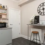 Stylish And Most Central 2 Bed -Free Parking