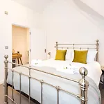 Stylish Modern Flat With Parking - Pass The Keys