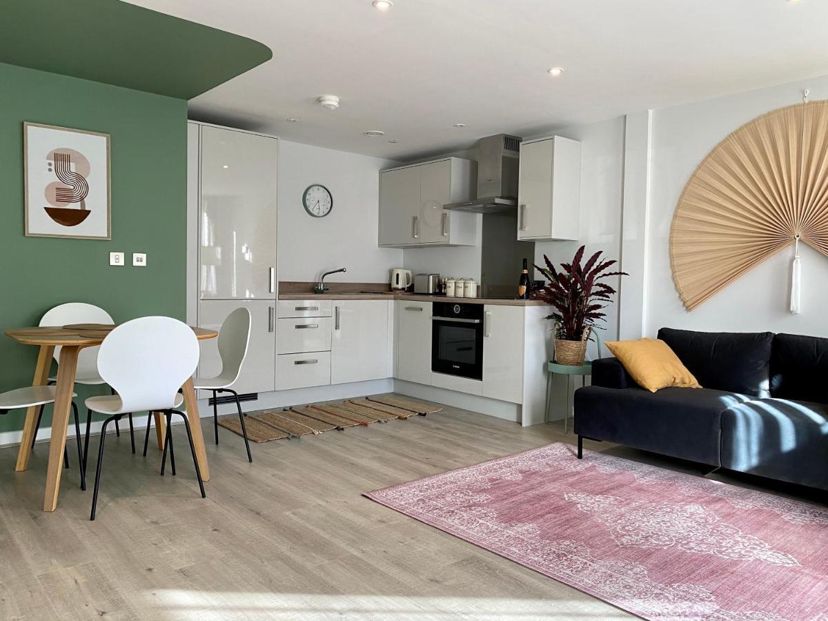 Modern In Quiet With Free Parking - Contemporary New Building Apartment York