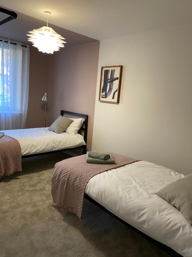 Modern In Quiet With Free Parking - Contemporary New Building Apartment *