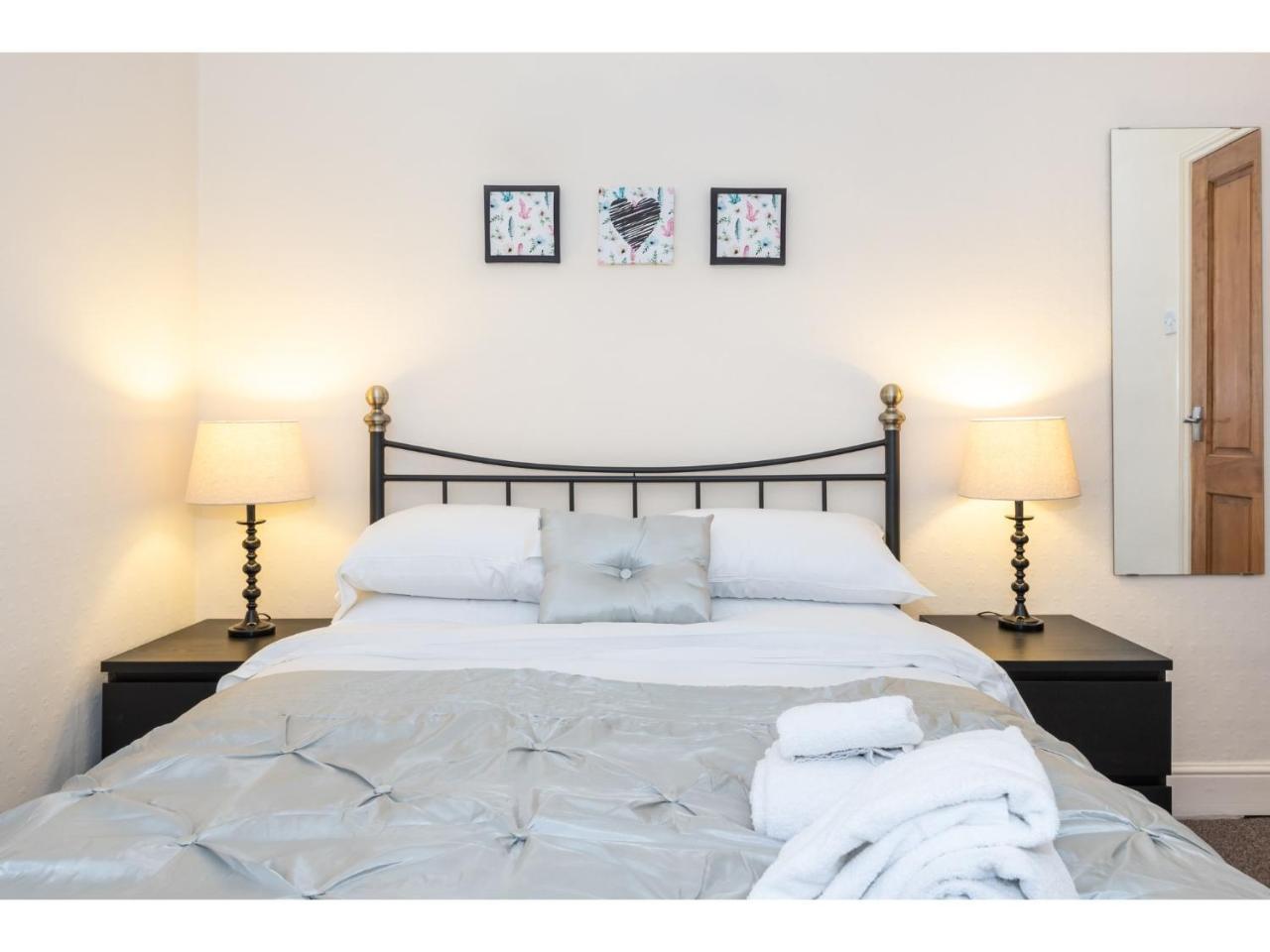 Beautiful 2 Bed With Free Parking - Pass The Keys Apartment *
