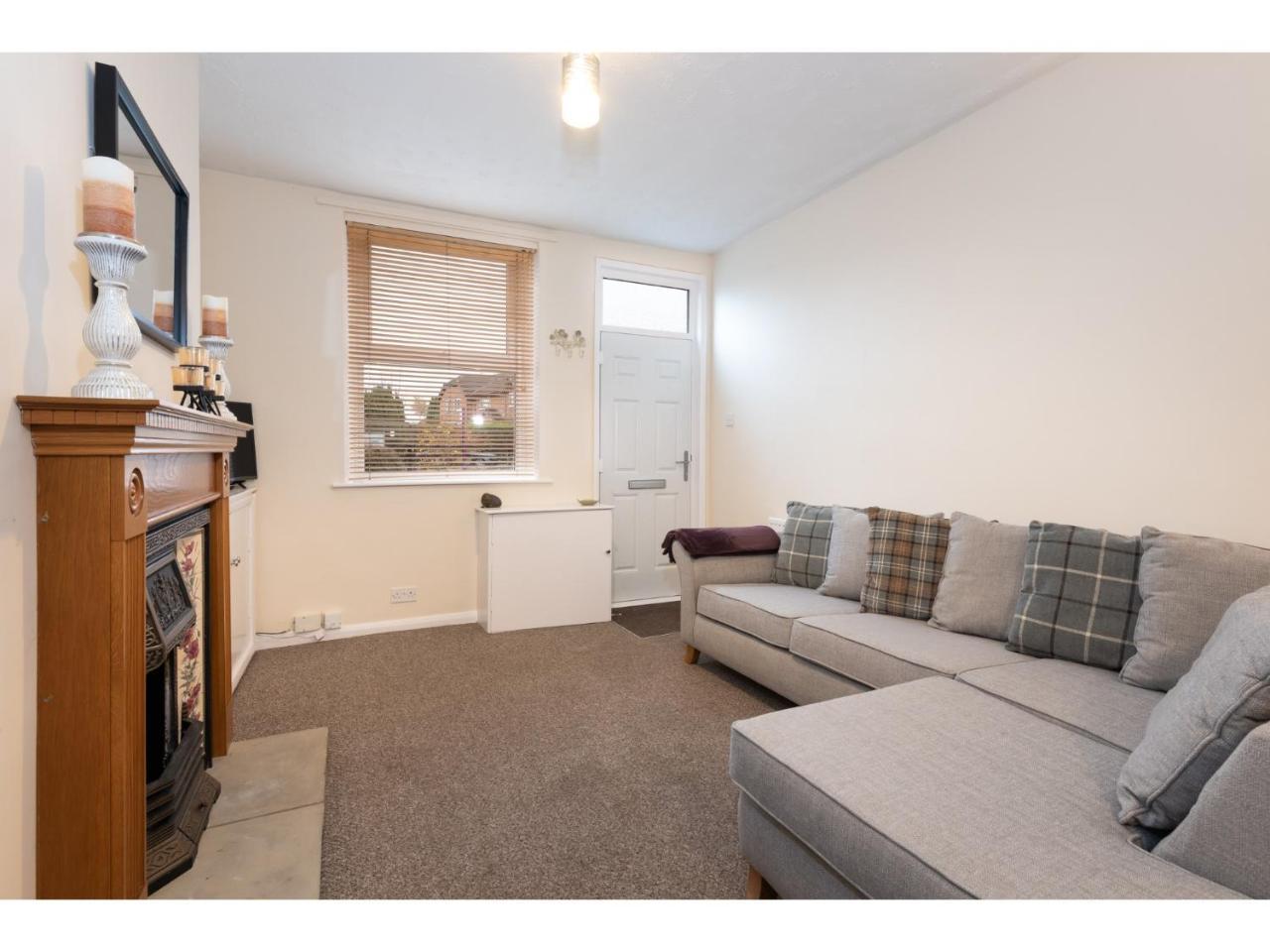 Apartment Beautiful 2 Bed With Free Parking - Pass The Keys *