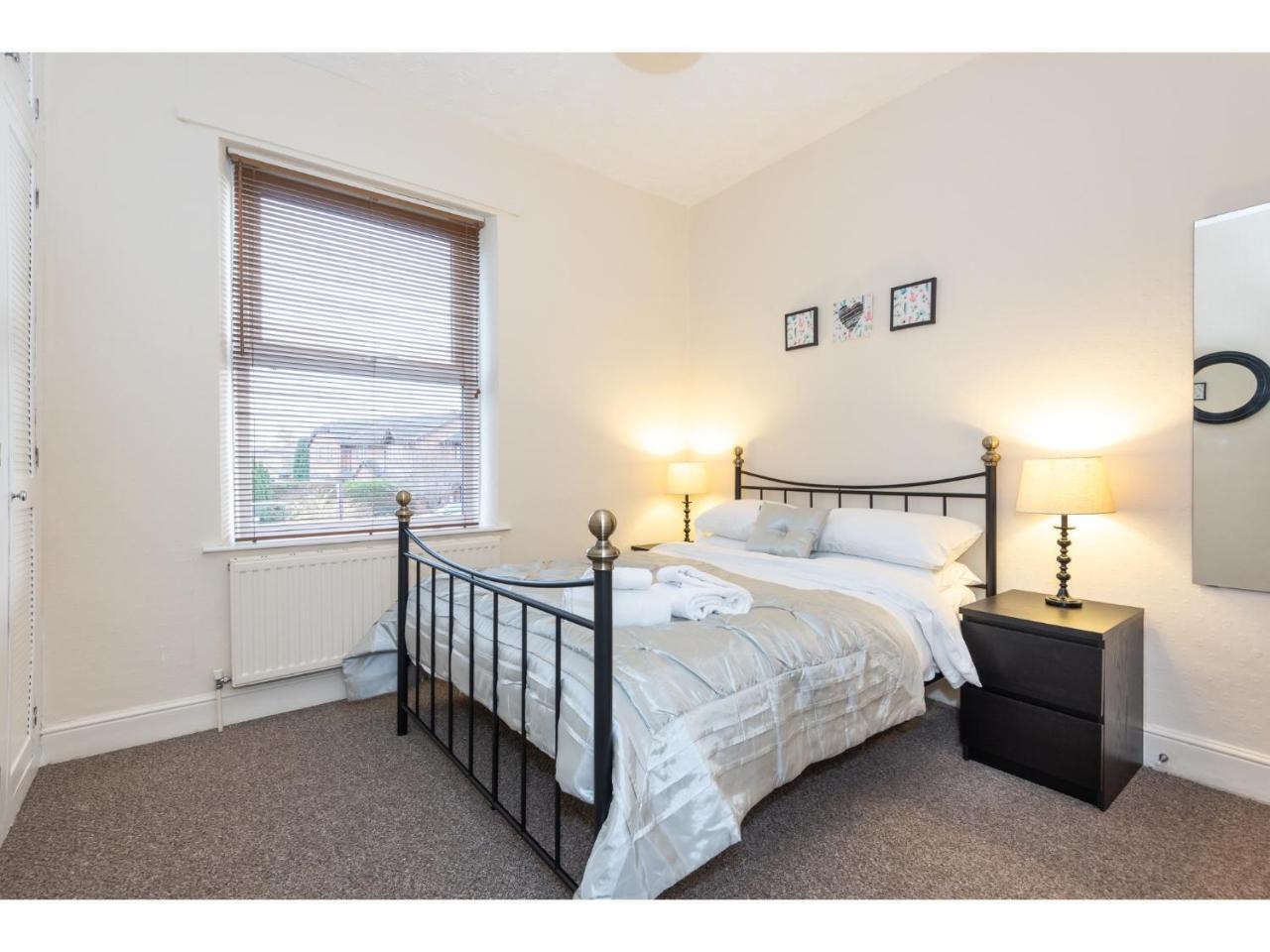Apartment Beautiful 2 Bed With Free Parking - Pass The Keys *