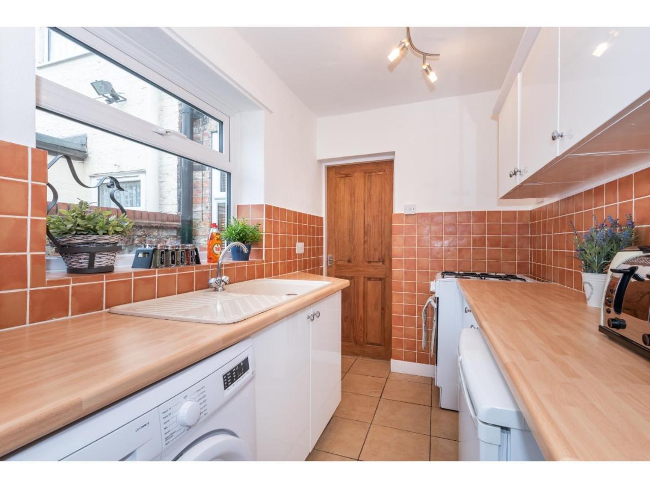 Apartment Beautiful 2 Bed With Free Parking - Pass The Keys *