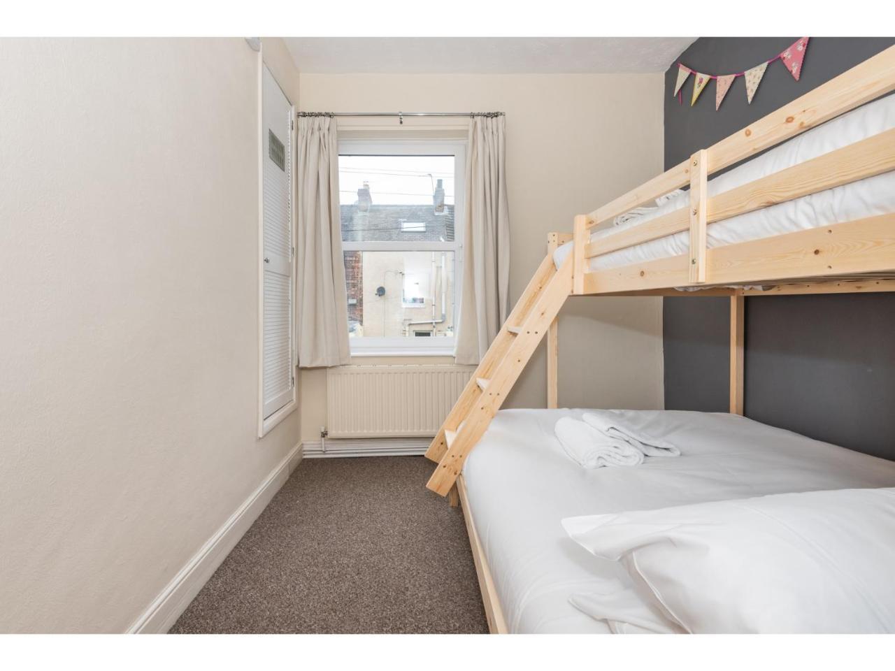 Beautiful 2 Bed With Free Parking - Pass The Keys Apartment