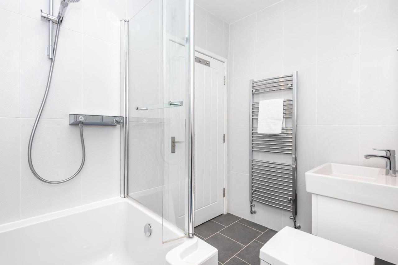 Apartment Stylish Modern Flat With Parking - Pass The Keys