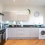 Pass The Keys Hunter House - Spacious & Modern Duplex With Private Parking