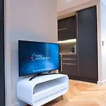City Centre Luxury Studio Apartment Suite With Garden View