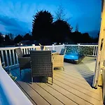 The Braunston Lodge With Hot Tub