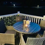 The Braunston Lodge With Hot Tub