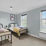 Stylish Central York House Sleeps 10