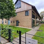 2 Bedroom Apartment, Free Parking
