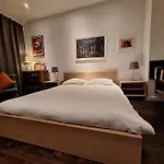 Cool Room In Shared House