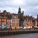 Cosy Riverside Apartment - Free Parking