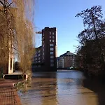 Waters Edge At Cocoa Suites