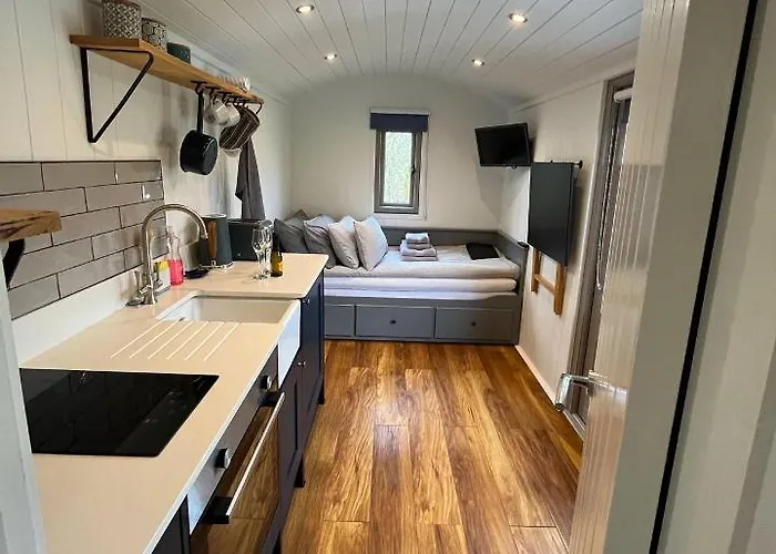 Luxury Shepherds Hut - The Moorhen By The Lake