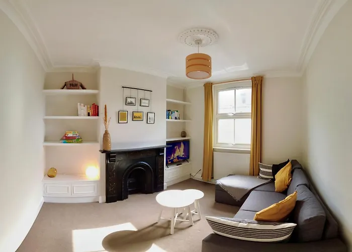 2-Bed Terraced Home - 5 Min Walk To The City Walls
