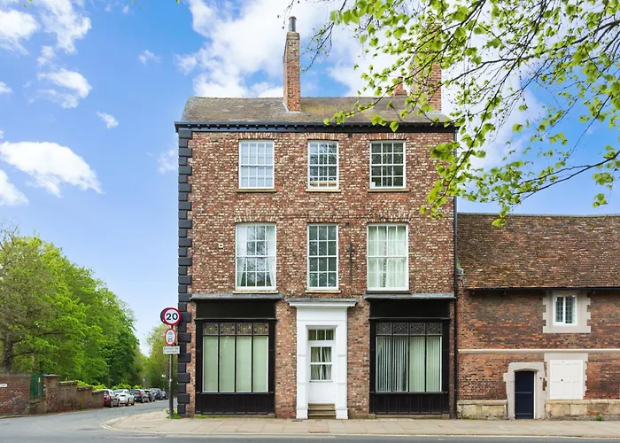 Bootham Court Grade II Duplex Apartment With Free Parking & Wi-Fi - Sleeps 2-6 People
