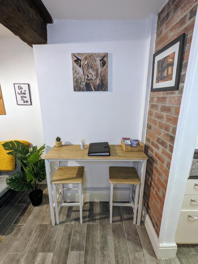 Cosy Riverside - Free Parking Apartment