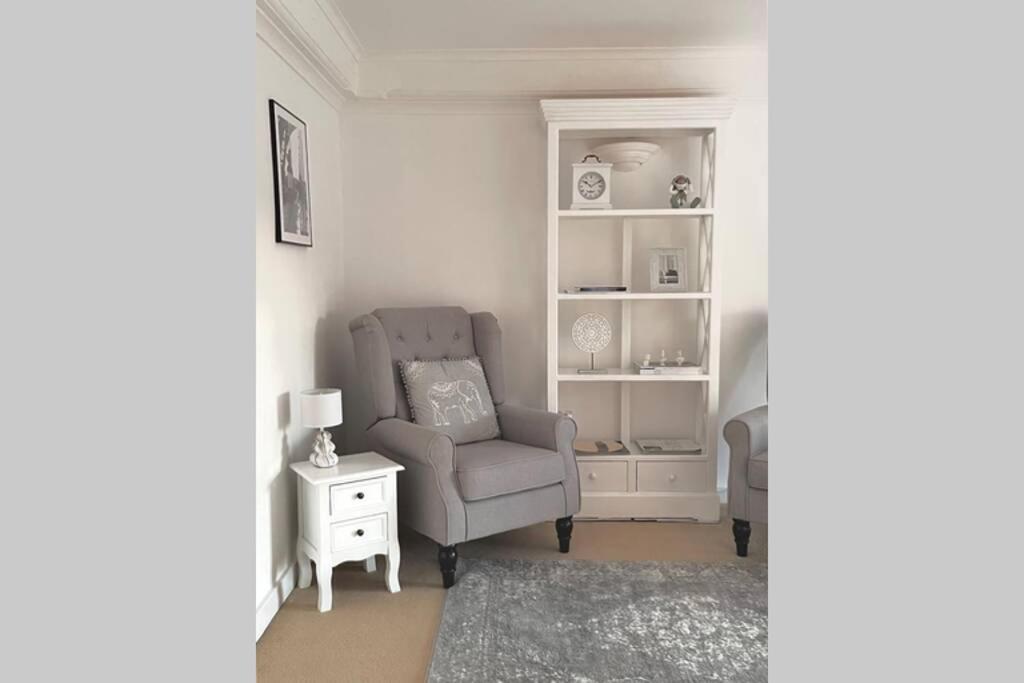 County House - The White Apartment