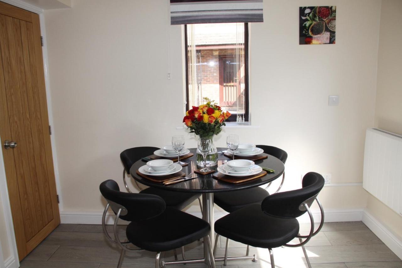 Holiday home Centre Town House With Riverside Views And Free Parking 1bak