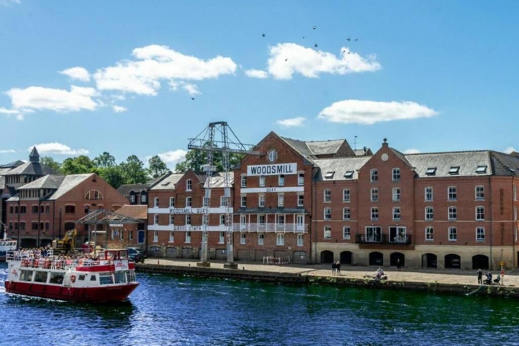 Apartment The Riverside At Woodsmill Quay With Parking *