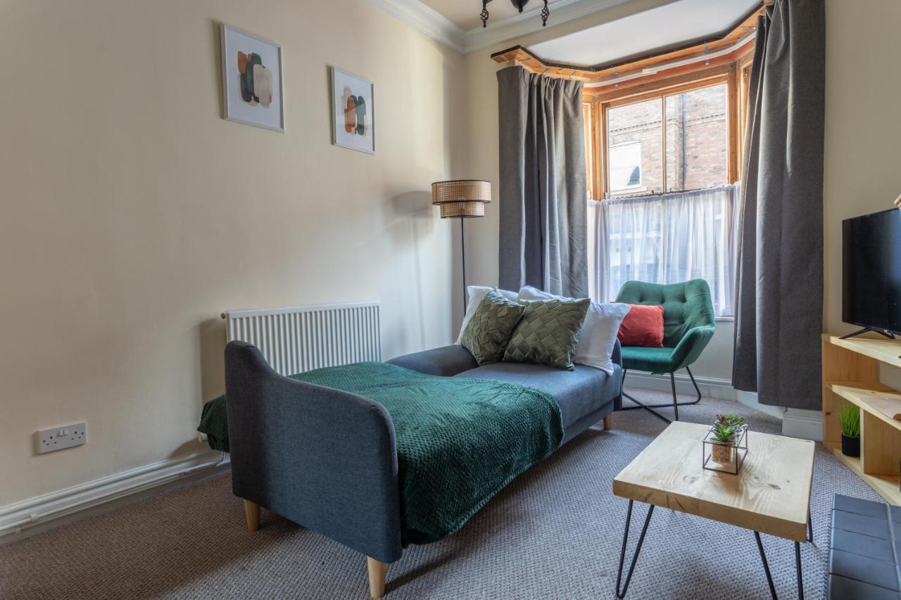 Milton Stays: Cosy Centre House With Garden And Parking