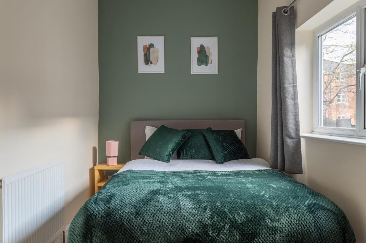 Milton Stays: Cosy Centre House With Garden And Parking