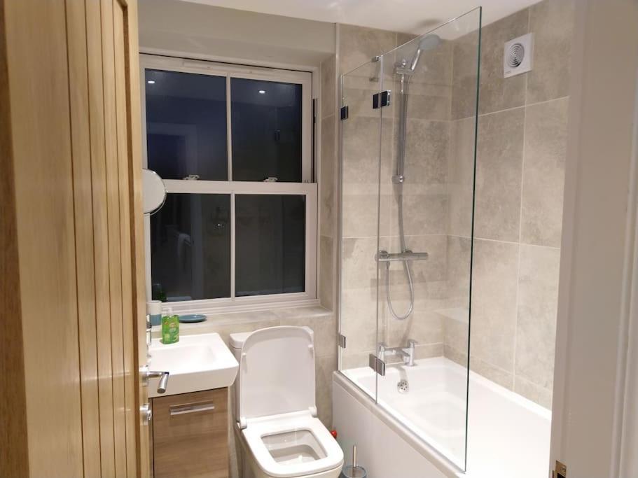 Holiday home 3 Bedroom Townhouse, Free Parking *
