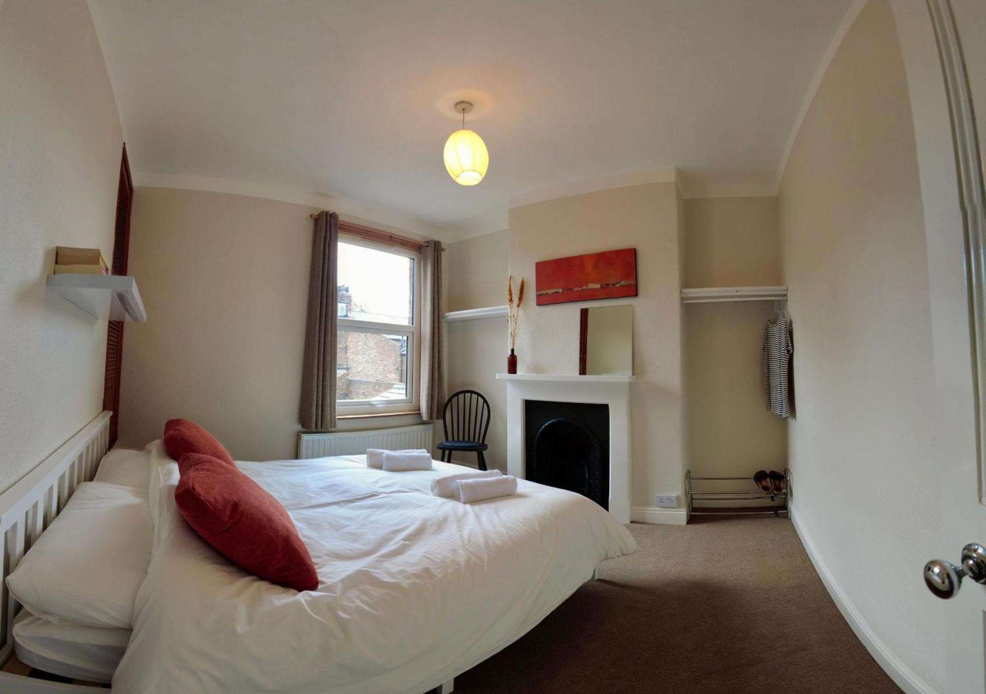 2-bed Terraced - 5 Min Walk To The Walls