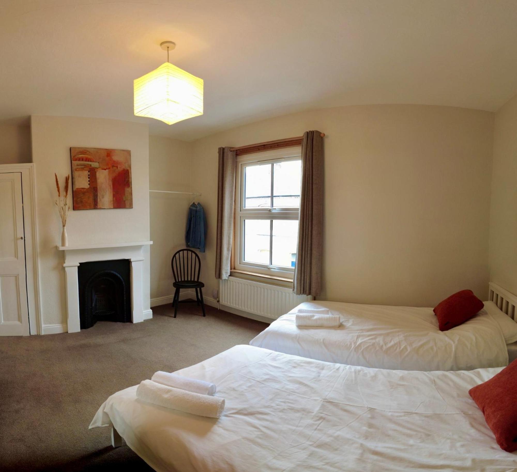 2-bed Terraced - 5 Min Walk To The Walls Apartment *