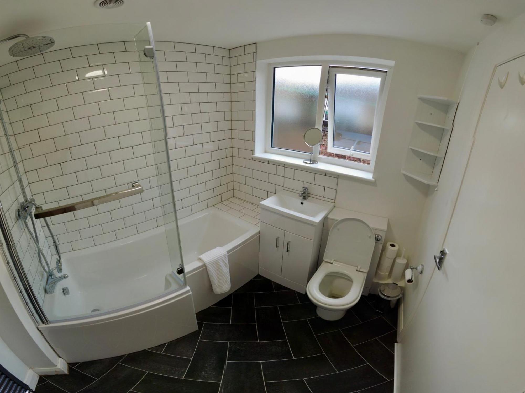 2-bed Terraced - 5 Min Walk To The Walls Apartment *