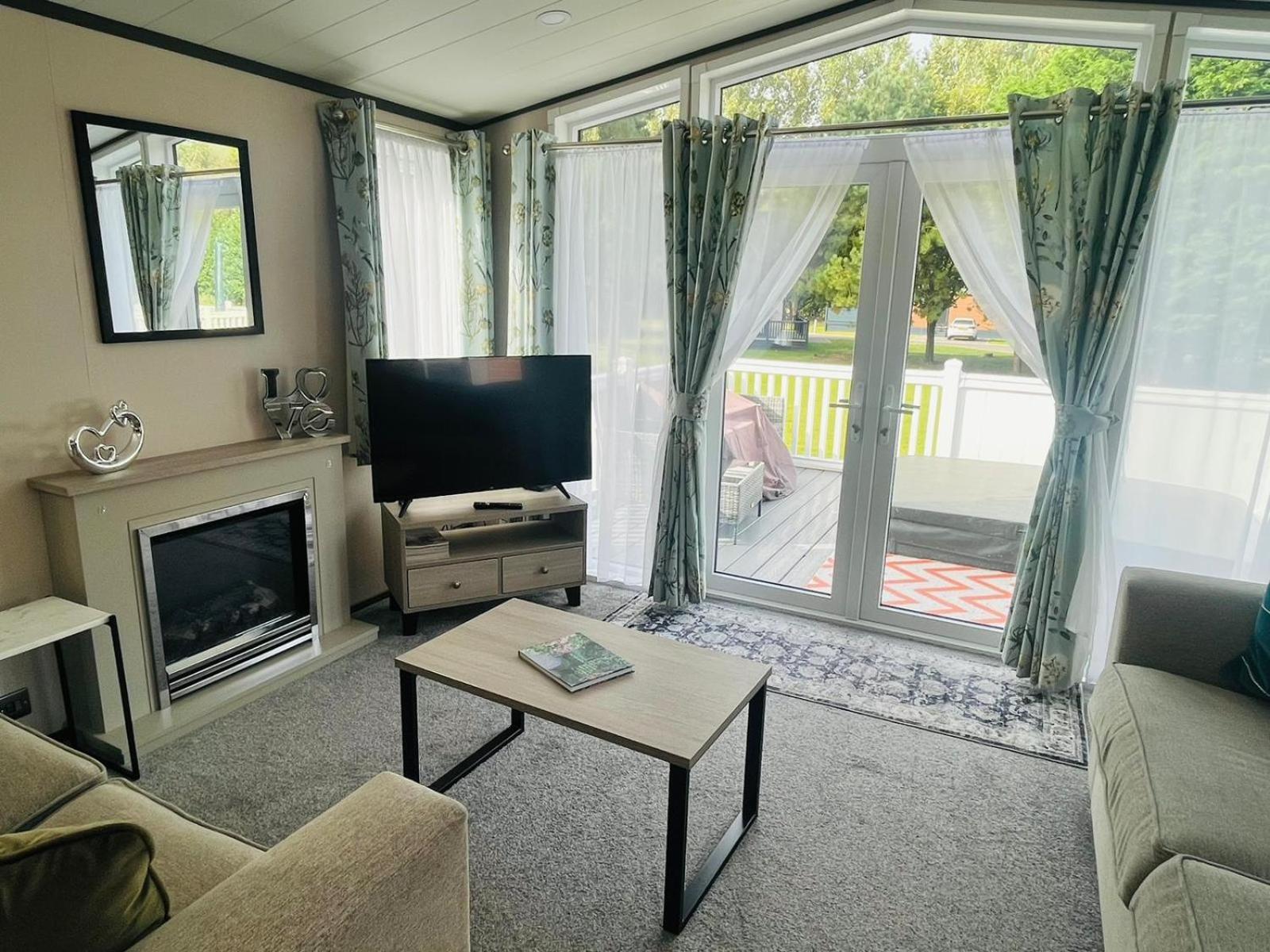 Teejay's With Hot Tub Holiday home *