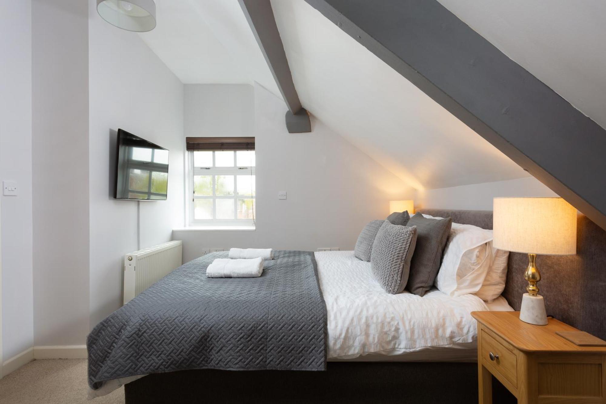 Bootham Court Grade Ii Duplex With Free Parking & Wi-fi - Sleeps 2-6 People *