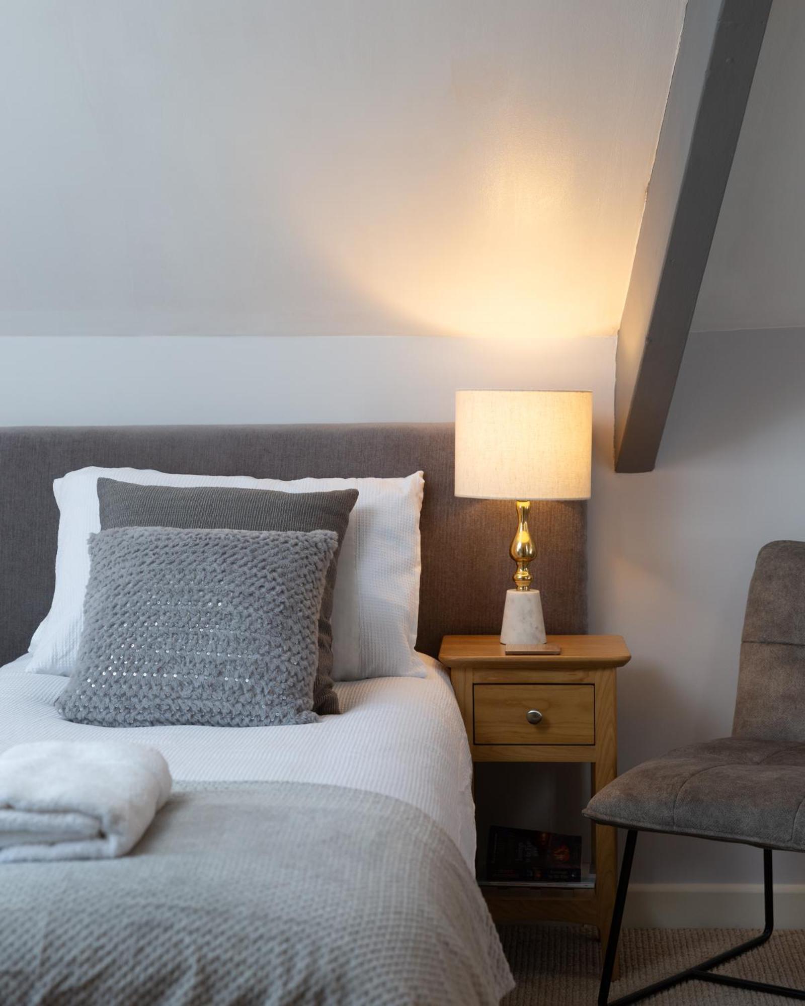 Bootham Court Grade Ii Duplex With Free Parking & Wi-fi - Sleeps 2-6 People
