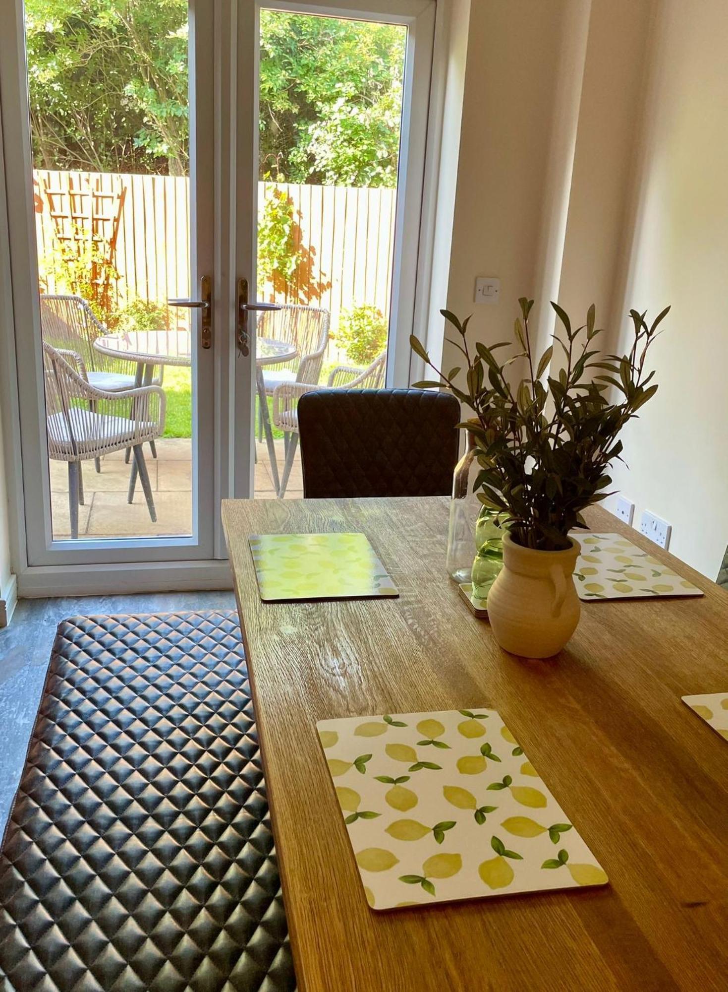 Holiday home 3 Bed House Near Centre With Off Road Parking *