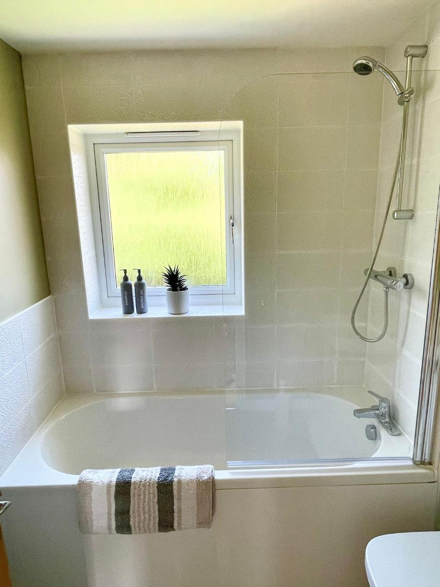 Holiday home 3 Bed House Near Centre With Off Road Parking