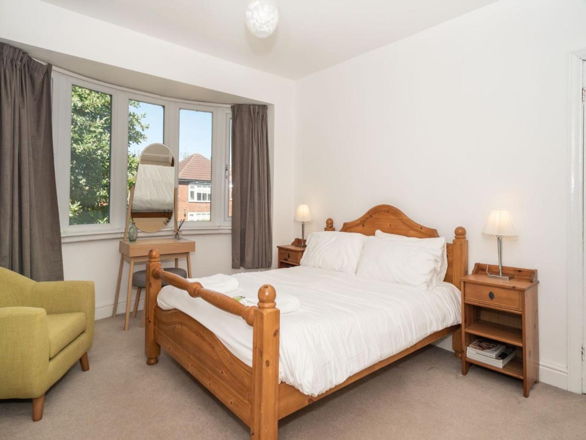 Bright & Spacious With Garden - Pass The Keys Holiday home *