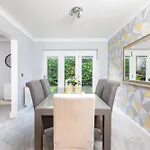 Spacious And Modern Townhouse I Pass The Keys