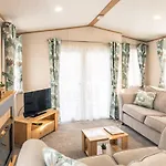 Yorkshire Lodge With Hot Tub