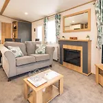 Yorkshire Lodge With Hot Tub