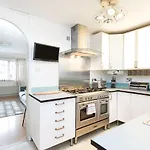 Pass The Keys Spacious Townhouse With 900 Mbps Wifi And Parking