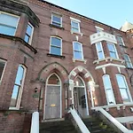 Apartment 1 The Keyes- Stylish & Spacious Apartment With Free Parking
