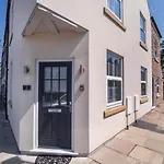 Livingstone Street Apartments With Free Parking