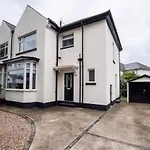 Stylish Hot Tub House With Free Parking!