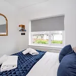 Stylish Hot Tub House With Free Parking!