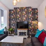 Stylish Hot Tub House With Free Parking!