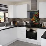 City Centre Town House With Riverside Views And Free Parking 1Bak
