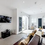 Locket Studio - Cosy Apartment With Balcony